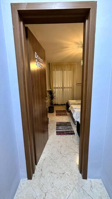 Super House Blloku - 3 Rooms Tirana Bagian luar foto